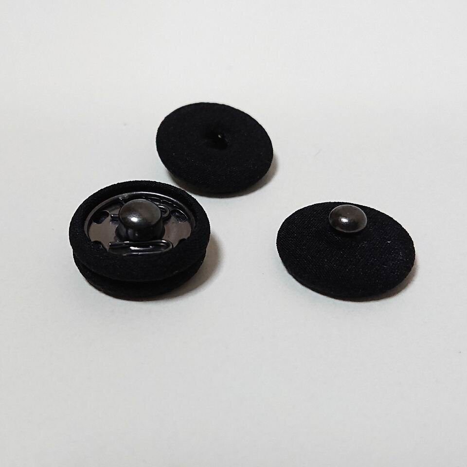 Кнопки обтянутые тканью черные 18 мм