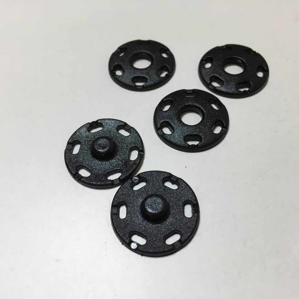 Кнопки черные пластиковые  20 мм