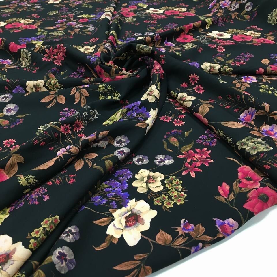 Плательно-блузочная вискоза на черном фоне цветы  (эластичность плетения)
