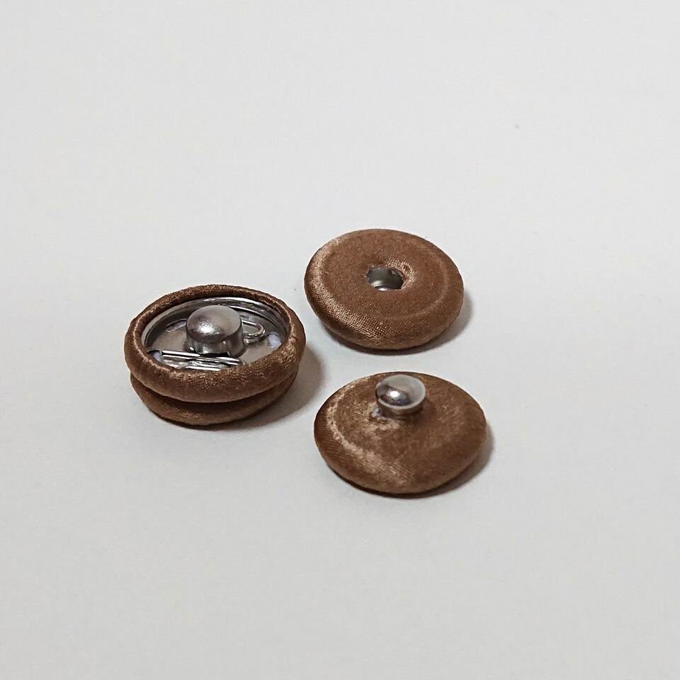 Кнопки обтянутые тканью св.коричневые 18 мм