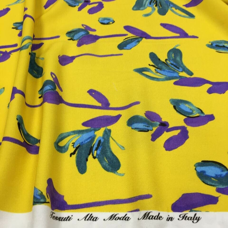 Плательно-блузочный креп на желтом фоне цветы фиолетово-голубые