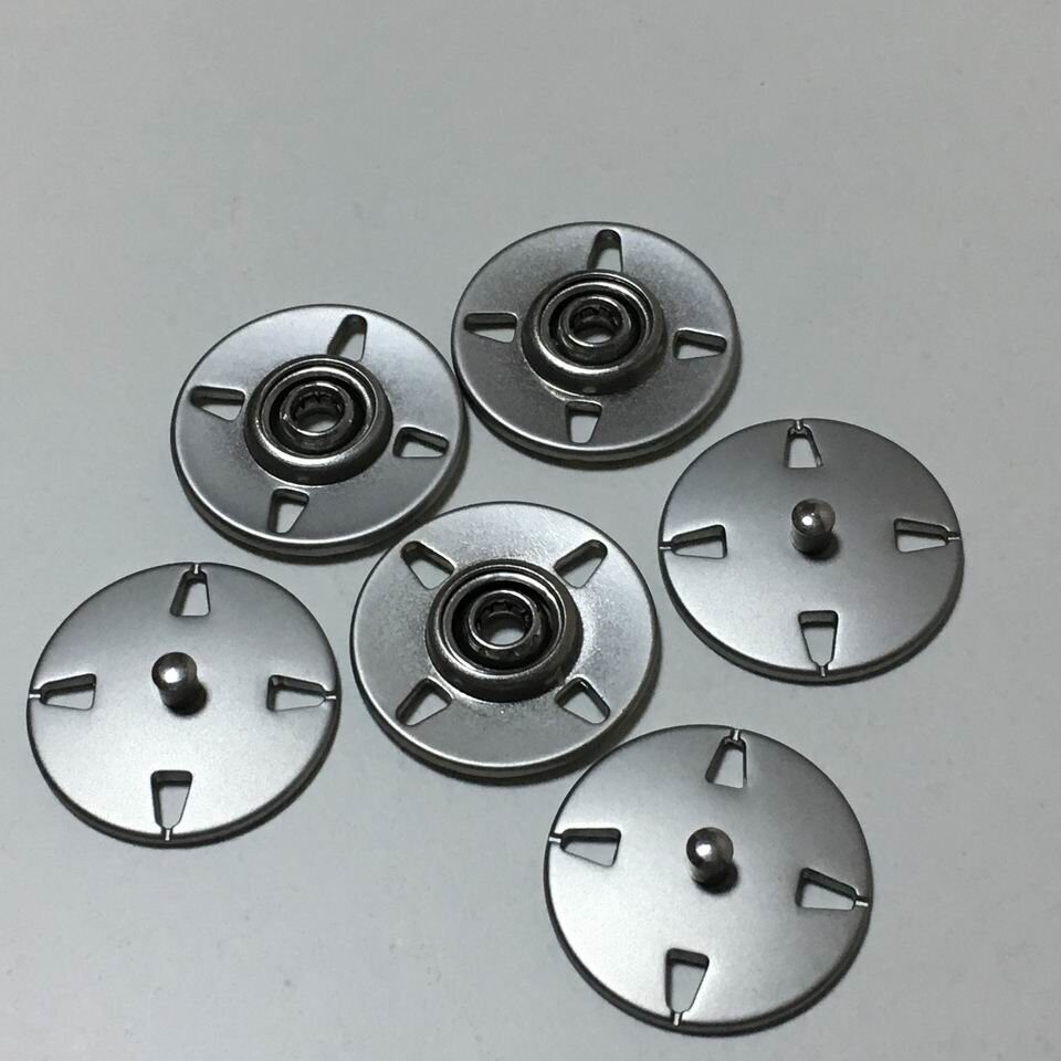 Кнопки металлические светло-серые 23 мм