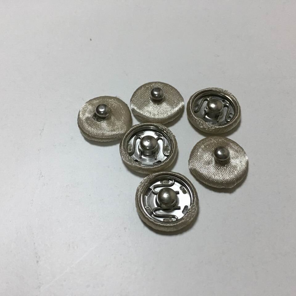 Кнопки обтянутые тканью бежево-золотистые атласные 18 мм